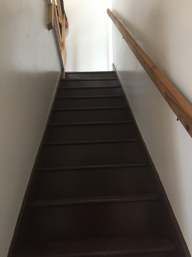 Building Photo - Large 2nd Floor, 4 Bedroom Apartment in York City Near Farquhar Park