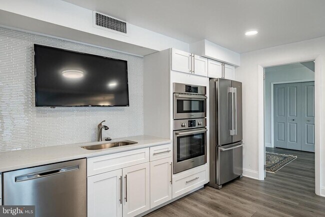 Building Photo - 21510 Valley Forge Cir