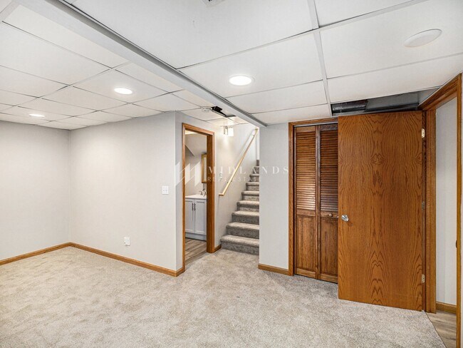 Building Photo - Springhill Multi-Level