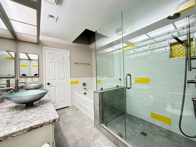 Building Photo - Carry Over Showing: This property has been shown before and will be rented to the first most qual...