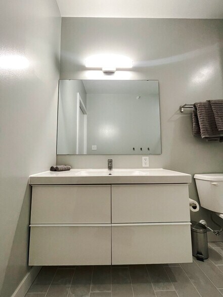 Building Photo - 2530 University Ave