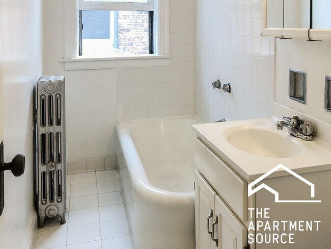 Building Photo - 1608 W Sunnyside Ave