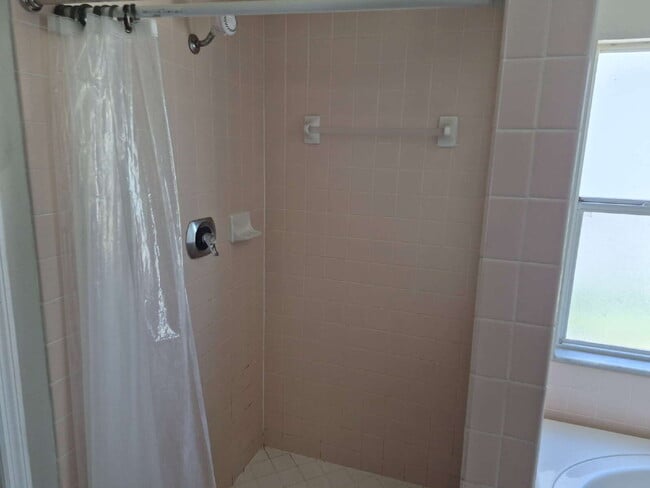 Building Photo - "Spacious 1732 Sq Ft 3-Bed, 2 Baths, in Tarpon Springs!"