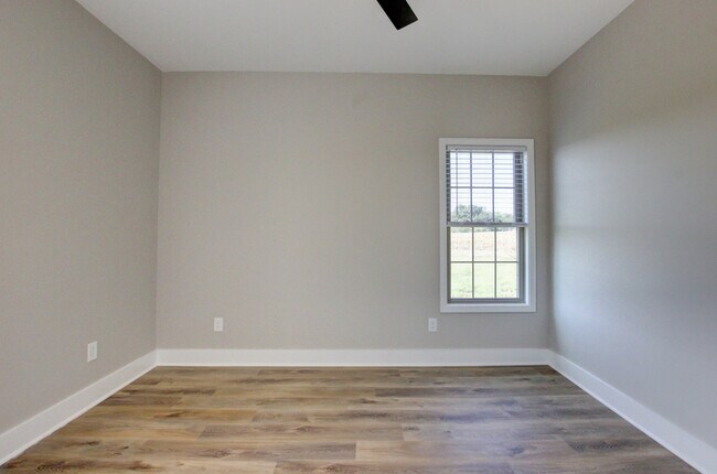 Building Photo - 102 Riverbend Dr