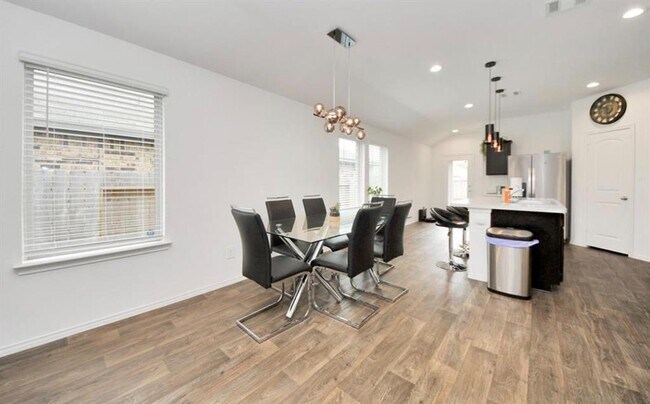 Building Photo - 14634 Cyn Pnes Ln