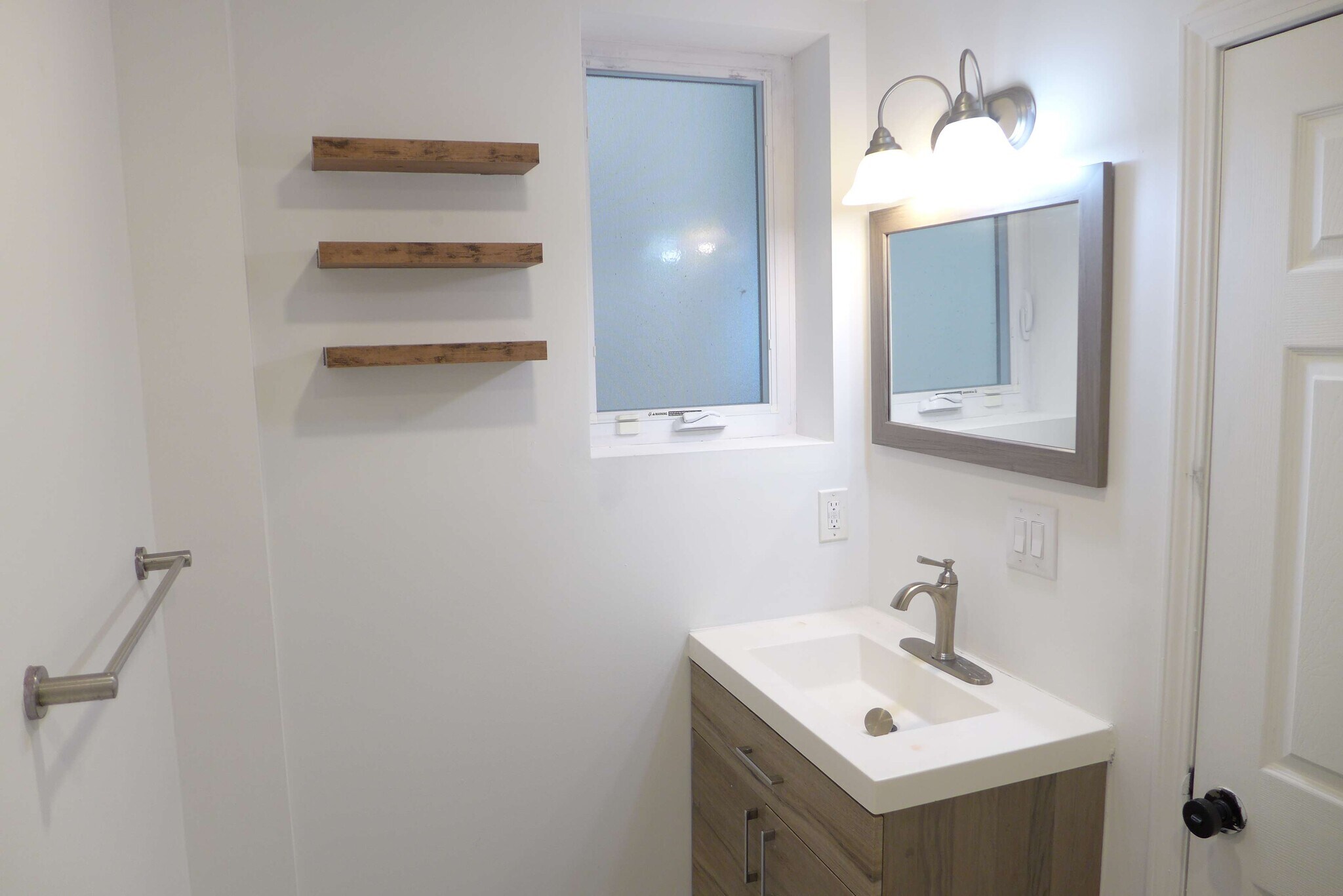 Building Photo - 1709 Bank St