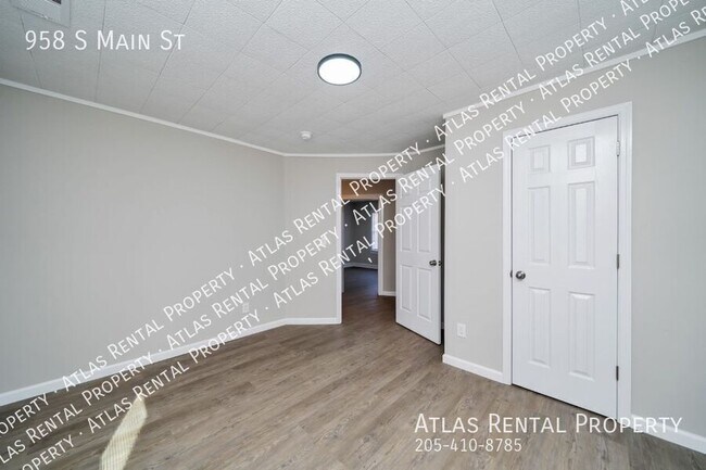 Building Photo - 958 S Main St