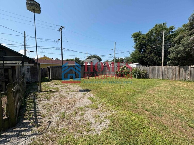 Building Photo - Two Bedroom House | Large Back Yard