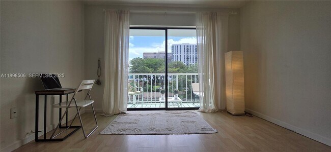 Building Photo - 1650 NE 115th St