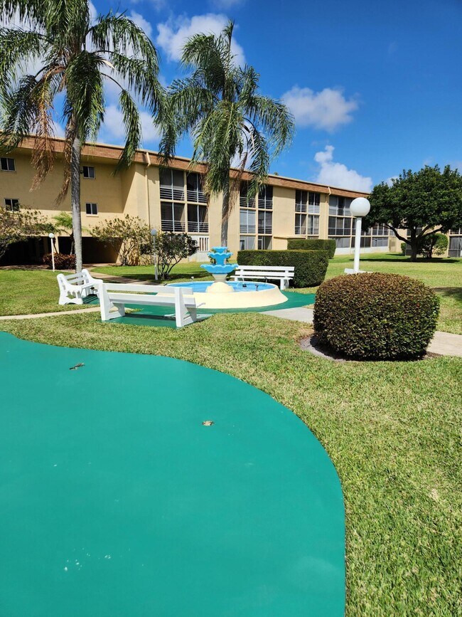 Building Photo - 600 Village Green Ct