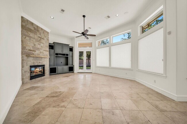 Building Photo - Exceptional 5-bedroom home (2 down) in desirable Woodlands Country Club with landscape & pool mai...