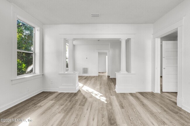 Building Photo - 522 W 21st St