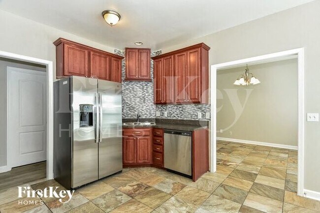 Building Photo - 811 Royal Oaks Dr