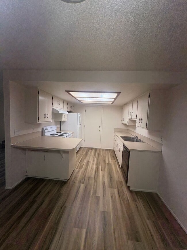 Building Photo - 3 Bedroom, 2 Bathroom House in Bethel-Dane...
