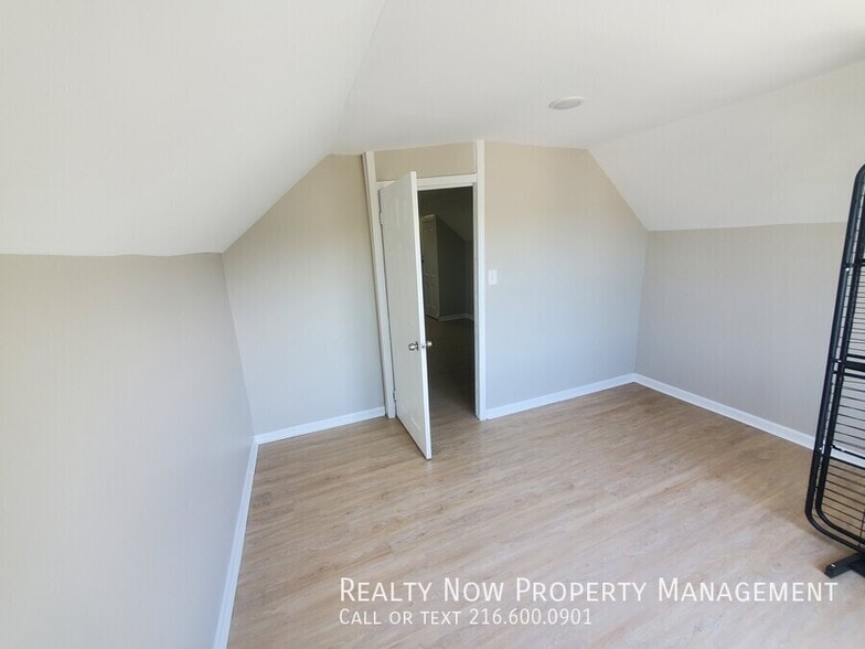 Building Photo - 1333 W 61st St