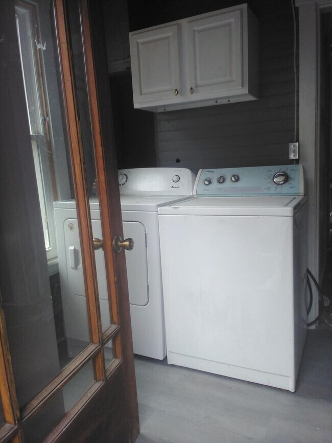 Building Photo - Discover your new home in the picturesque setting of Dalmatia, PA!