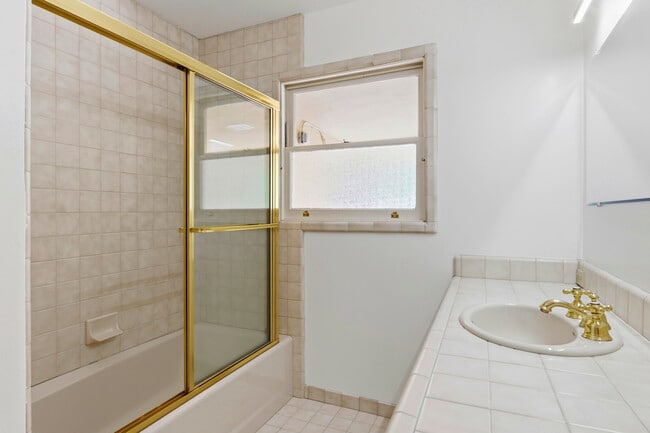 Building Photo - 1825 White Oak Dr