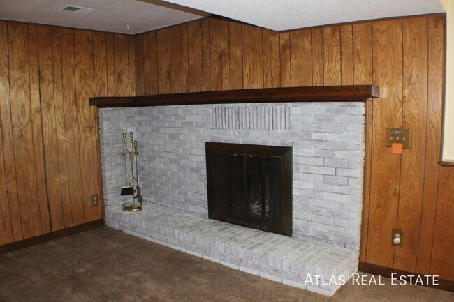 Building Photo - 9415 Brentwood St