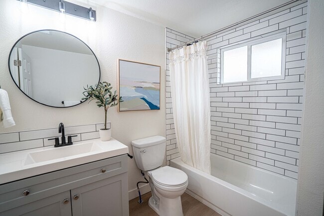 Building Photo - Charming Fully Remodeled 2 Bedroom, 1 Bath Duplex