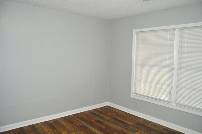 Building Photo - 3 Bedroom 1 Bathroom