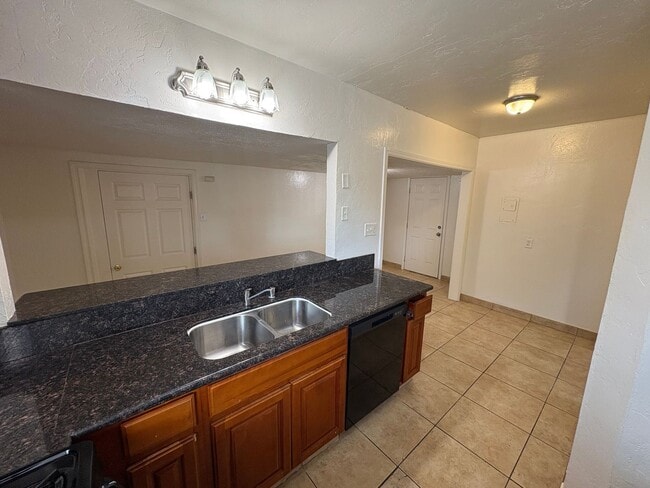 Building Photo - Charming NW Visalia Home Available Now!