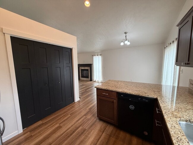 Building Photo - New Listing! Beautiful 4 Bed / 3 Bath Home...