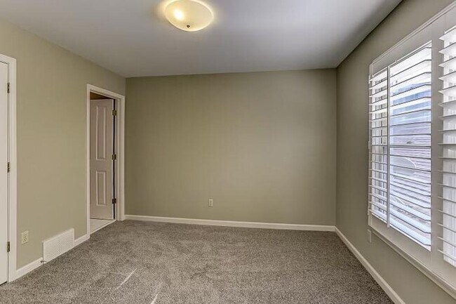 Building Photo - 1000 River Currents Dr