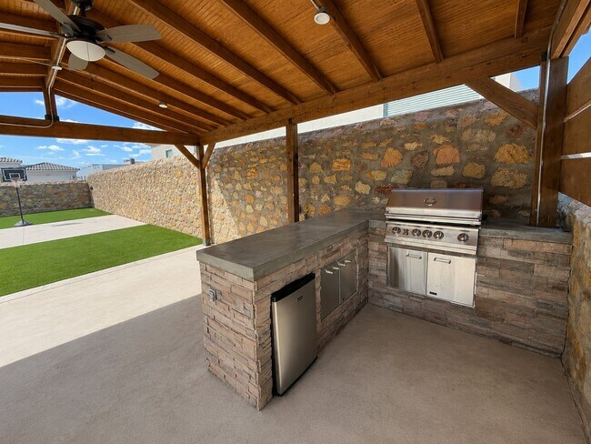 Building Photo - 876 Eastwell Dr
