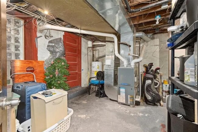 Building Photo - *Beautifully Updated & Spacious 3BD/2.5BA ...