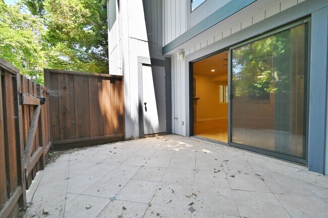 Building Photo - $3,540 / Bright & Spacious 3BR/ 2.5BA Town Home in Newark City