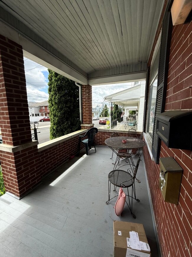 Building Photo - 425 Elm St