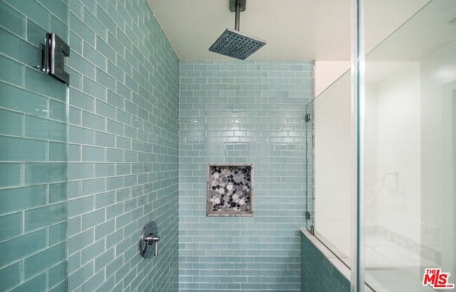 Building Photo - 122 Montreal St