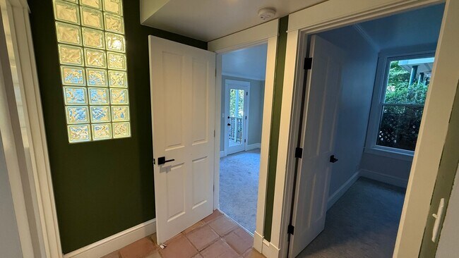 Building Photo - Epic REA - Rare Find Cozy and Update 2BR /...