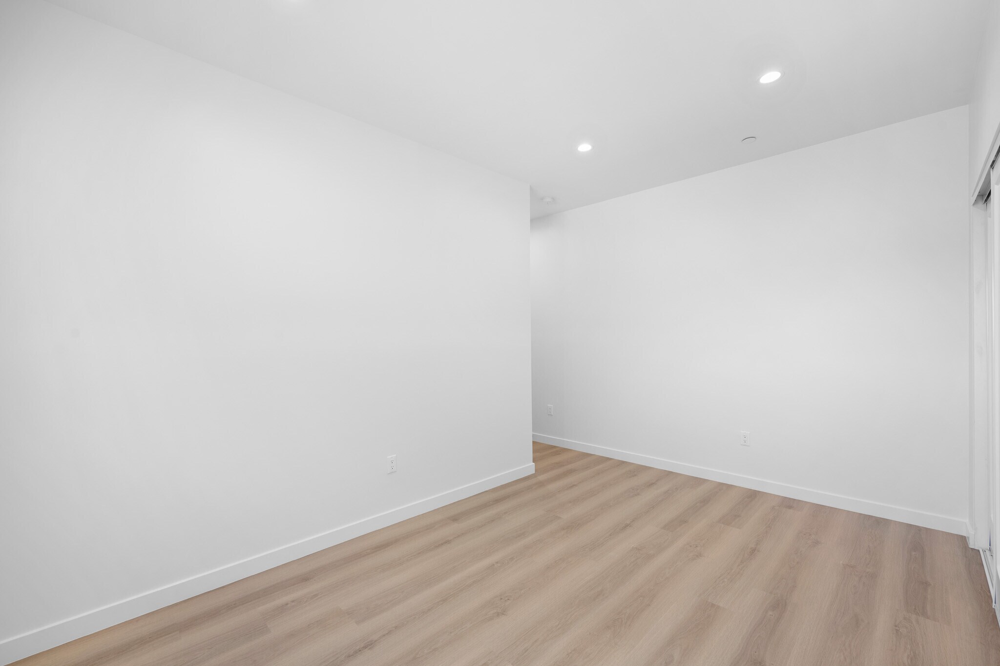 Building Photo - 8460 Glencrest Dr