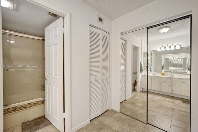 Building Photo - 2814 N 46th Ave