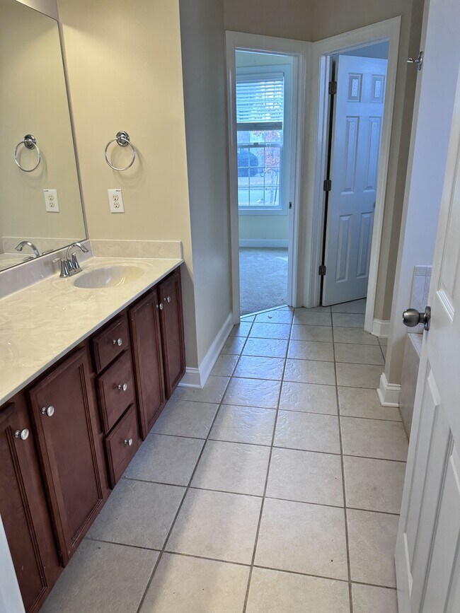 Building Photo - 114 Hills Lorough Loop