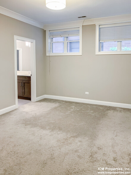Building Photo - 866 W Lill Ave
