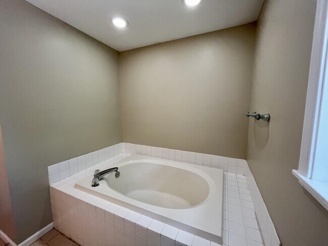 Building Photo - 911 Old Hickory Ln