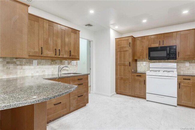 Building Photo - 4 Hamilton Ln