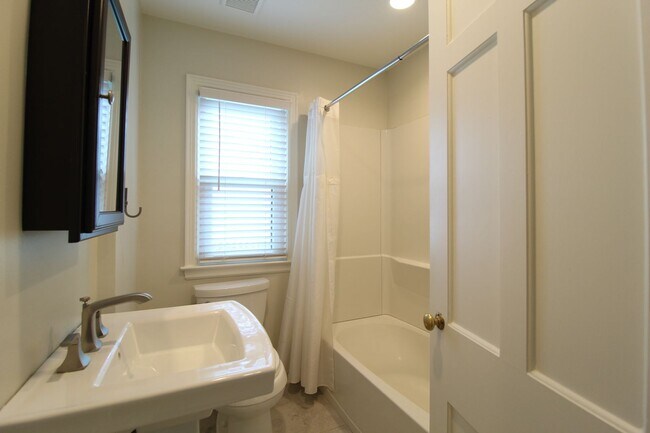 Building Photo - 2 Bedroom 1 Bath Home In Fairway KS