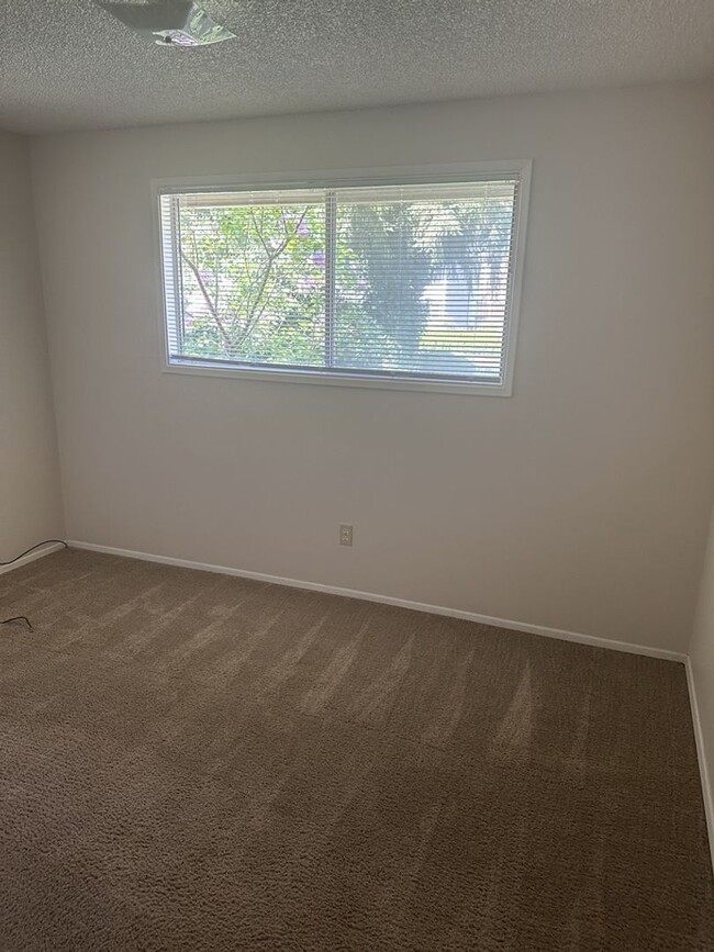 Building Photo - Three Bedroom Ranch with Large Yard!