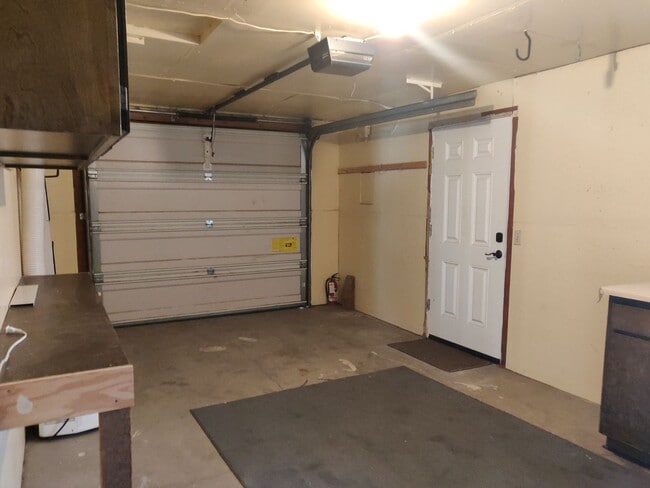 Building Photo - NW Bend 3x2 single-story hidden gem with huge fenced yard!