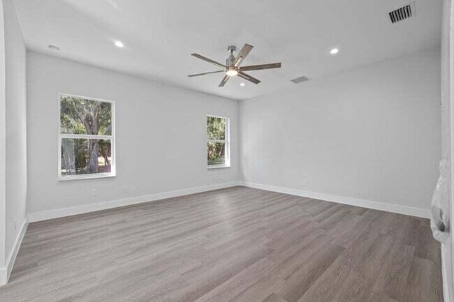 Building Photo - 419 SW Namoit Pl