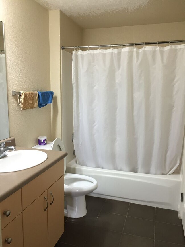 Building Photo - Charming 2-Bedroom, 1-Bathroom Condo in Prime Factoria Location