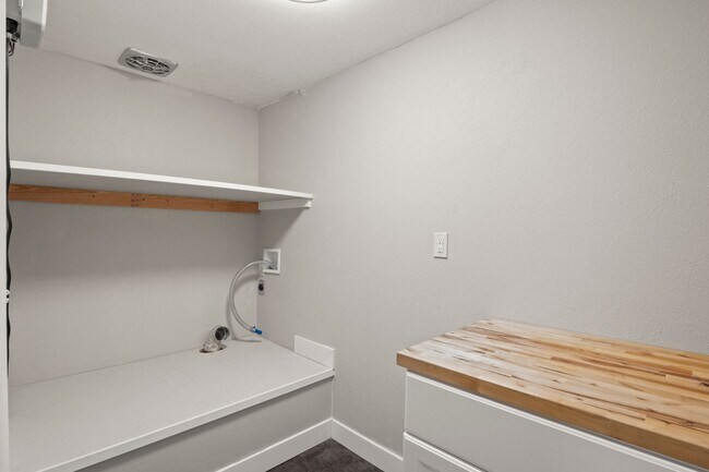 Building Photo - 4 Bed 3 Bath Home in Cul-de-sac with Massive 18X40 insulated shop