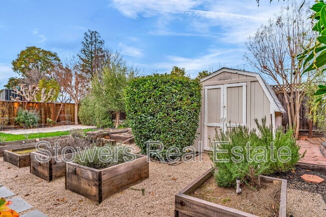 Building Photo - 3928 Dartmouth Way