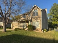 Building Photo - Spacious Papillion home with modern comfor...