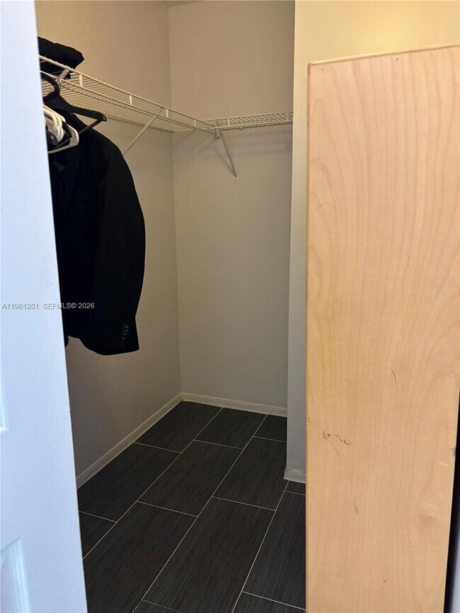 Building Photo - 2907 SE 15th Terrace