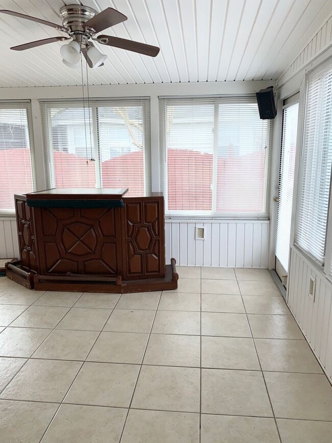 Building Photo - 3 bed 2 bath