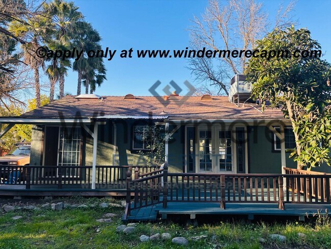 Building Photo - Arden Arcade 3 bedroom/ 2 bath on HUGE lot – Space, Location, and Charm!